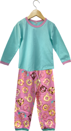 Pijama longo para menina com estampa divertida de donuts, composto por camiseta azul clara e calça rosa com estampas coloridas.