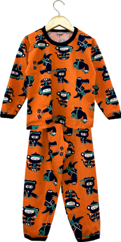 Pijama longo para menino com estampa de ninjas em fundo laranja.