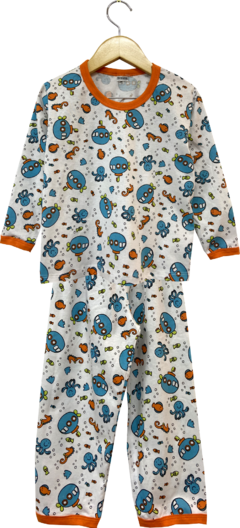 Pijama longo infantil para menino com estampa de submarinos e criaturas marinhas em fundo claro.