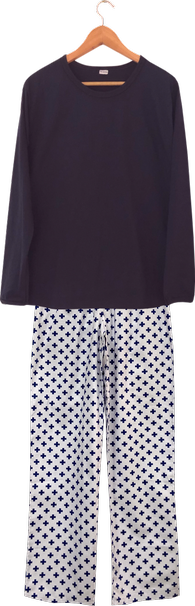 Pijama feminino longo tricoline na cor marinho, com blusa de manga longa e calça estampada com pequenos desenhos em azul.