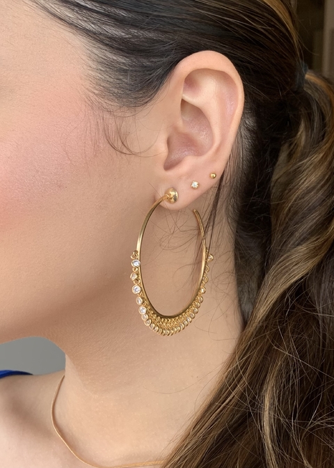 Brinco argola dourada, em prata 925, com pingentes de zircônias