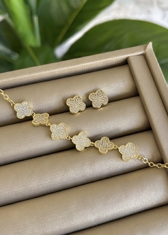 Pulseira dourada com trevos cravejados - comprar online
