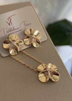 Brinco Flor Dourada com Zircônias na internet
