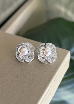 Brinco Flor com Pérola
