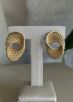 Brinco dourado com detalhes em círculos - comprar online