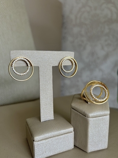 Conjunto dourado brinco e anel com círculo de zircônias na internet