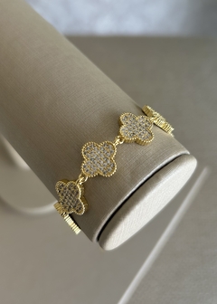 Pulseira dourada com trevos cravejados