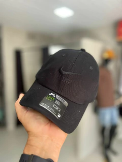 Boné Nike com Facão