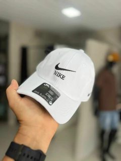 Boné Nike com Facão na internet