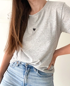 Remera corazón gris