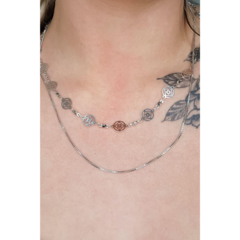 Colar com Corrente com Mini Flores Banhado em Ródio Branco