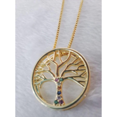 Colar Com Pingente De Circulo Da Árvore Da Vida Com Zircônia Colorida No Tronco Banhado em Ouro 18k