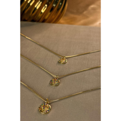 Colar Com Pingente Pequeno Em Circulo Com Árvore Da Vida Com Zircônias Coloridas Banhado em Ouro 18k