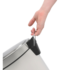 Lixeira com pedal de 12 L em aço inox polido, com balde interno removível e tampa com sistema Stay Open.