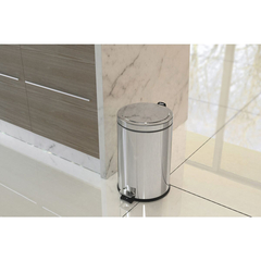 Lixeira com pedal de 12 L em aço inox polido, com balde interno removível e tampa com sistema Stay Open.