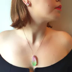 detalhe na modelo do conjunto brinco e colar semijoia gota cristal rainbow melancia banhado a ródio branco