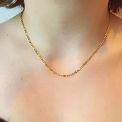 detalhe no corpo colar semijoia choker de corrente modelo fígaro banhado a ouro 18k