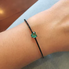 detalhe no pulso da pulseira semijoia ajustável coração turmalina rutilada e riviera negra banhada a ródio negro
