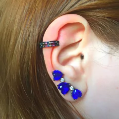 detalhe na orelha do brinco semijoia earcuff coração safira fusion banhado a ródio negro