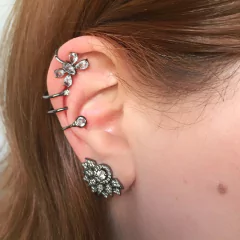 detalhe na orelha do brinco piercing semijoia de pressão de borboleta com pedras cristais fusion banhado a ródio negro