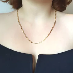 detalhe na modelo do colar corrente semijoia de elos 60 cm banhada a ouro 18k