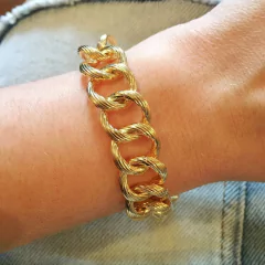 detalhe no pulso da pulseira semijoia de correntes elos trabalhados banhada a ouro 18k