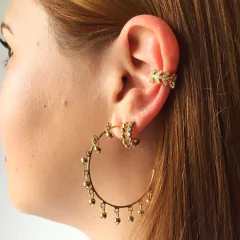 detalhe na modelo do brinco semijoia de argolas com bolinhas banhado a ouro 18k