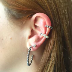 detalhe na orelha do brinco piercing semijoia de pressão pérolas banhado a ródio