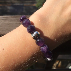 pulseira semijoia handmade de pedras naturais ametista com pingente Buda banhado a ródio