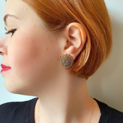 brinco semijoia redondo de microzircônias pretas banhado a ouro 18k
