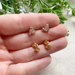 detalhe do brinco semijoia infantil triângulo zircônias prata 925