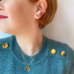 detalhe na modelo da combinação com o brinco semijoia earcuff zircônias coloridas banhado a ouro 18k