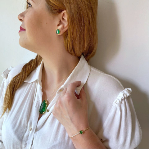 detalhe na modelo do detalhe do conjunto semijoia gota grande em cristal esmeralda fusion banhado a ouro 18k