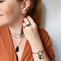 detalhe na modelo da combinação com o brinco semijoia earcuff zircônias coloridas banhado a ródio negro