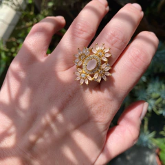 detalhe na mão do anel semijoia cravejado em cristais quartzo rosa e zircônias banhado a ouro 18k