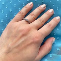 detalhe na mão do anel semijoia solitário zircônias 6 mm e aro filete cravejado banhado a ródio branco