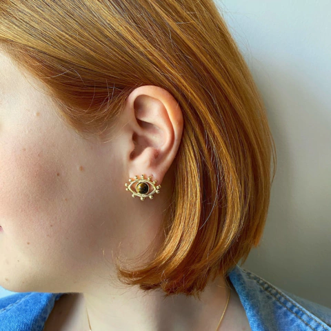 detalhe do brinco semijoia olho grego com olho de tigre banhado a ouro 18k