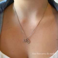 detalhe na modelo do colar de signo