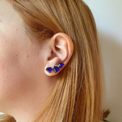 detalhe na modelo do brinco semijoia earcuff coração safira fusion banhado a ródio negro