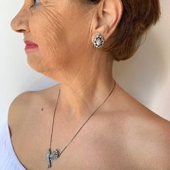 detalhe na modelo do colar semijoia espírito santo zircônias banhado a ródio negro