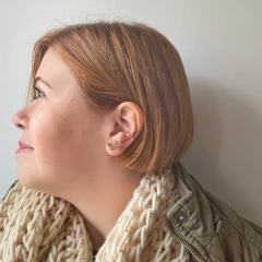 detalhe na orelha combinação do brinco semijoia em formato de borboleta com zircônias coloridas banhado a ouro 18k