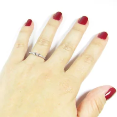 detalhe na mão do anel semijoia lacinho cravejado zircônias e banhado a ródio negro