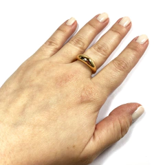 detalhe na mão do anel semijoia estilo bombê banhado a ouro 18k