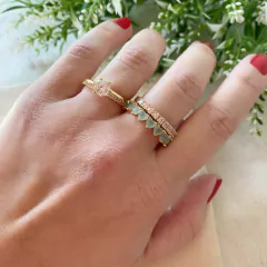 detalhe na mão do anel semijoia solitário zircônias 6 mm e aro filete cravejado banhado a ouro 18k