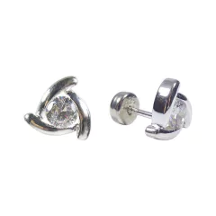 detalhe do brinco joia prata 925 em formato de triângulo com ponto luz zircônia