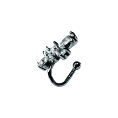 detalhe do brinco piercing semijoia de pressão de borboleta com pedras cristais fusion banhado a ródio negro