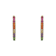 detalhe do brinco semijoia de argolas com zircônias coloridas banhado a ouro 18k