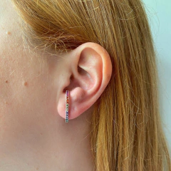detalhe na modelo do brinco semijoia earhook zircônias coloridas banhado a ródio