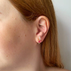 detalhe na modelo do brinco semijoia earhook de coração rubi fusion e zircônias banhado a ouro 18k
