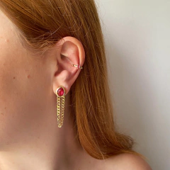 detalhe na modelo do brinco semijoia gota cristal rubi com corrente grumet banhado a ouro 18k